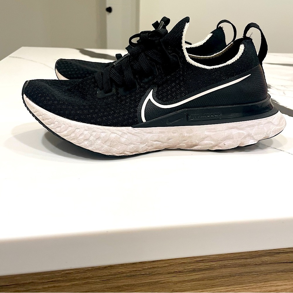 NIKE flyknit women’s shoe